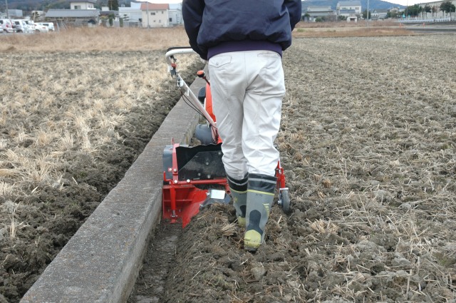 宮丸アタッチ みぞ切作業を効率化 楽に、すばやく、綺麗に　